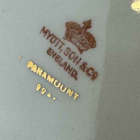 Paramount Plate by Myott Staffordshire Flowers in Vases, Multisided Gold Trim - Picture 4 of 7